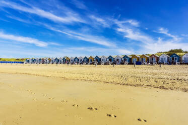 Niederlande, Zeeland, Vlissingen, Reihe von Holzhäusern am Sandstrand - THAF02610