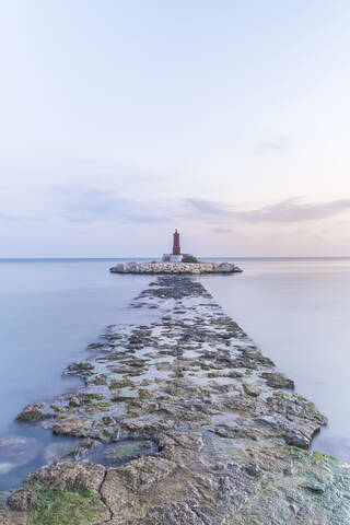 Spanien, Alicante, Villajoyosa, Blick auf den Leuchtturm bei Sonnenuntergang, lizenzfreies Stockfoto