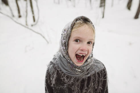 Porträt eines schreienden kleinen Mädchens im Winterwald - EYAF00504