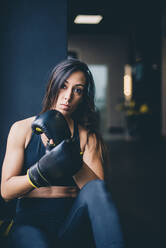 Porträt einer Boxerin, die sich nach dem Boxtraining ausruht - CJMF00027