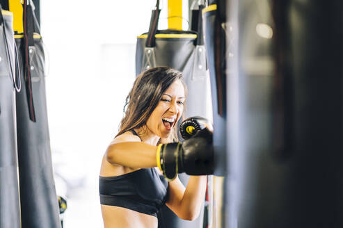 Weiblicher Boxer beim Training im Fitnessstudio - CJMF00038