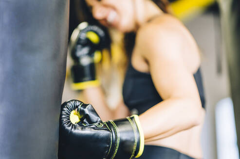 Weiblicher Boxer beim Training im Fitnessstudio - CJMF00039