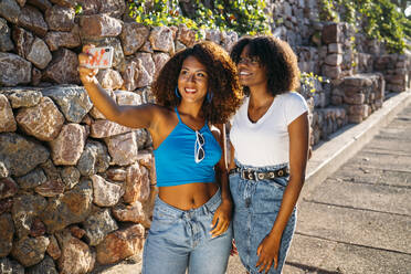 Portrait of two young women taking selfie with smartphone - MPPF00041