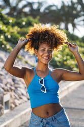 Portrait of happy young woman in summer - MPPF00053