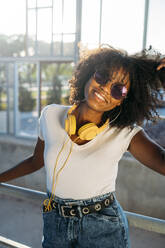 Porträt einer glücklichen jungen Frau mit Sonnenbrille - MPPF00071