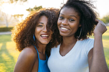 Portrait of two best friends having fun together in the evening - MPPF00091