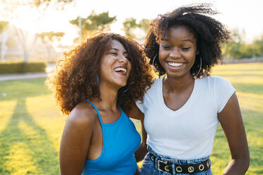 Portrait of two best friends having fun together in the evening - MPPF00092