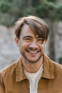 Porträt eines lächelnden Mannes mit Bartstoppeln - AFVF04038