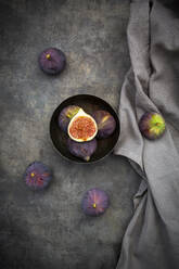 Bowl with figs - LVF08310