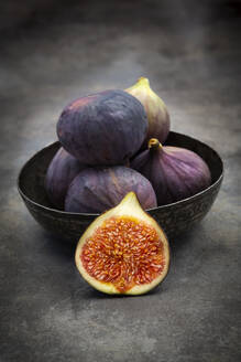 Bowl with figs - LVF08314