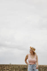 Junge Frau in Wüstenlandschaft, Joshua Tree National Park, Kalifornien, USA - LHPF01044