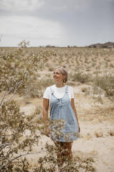 Junge Frau in Wüstenlandschaft, Joshua Tree National Park, Kalifornien, USA - LHPF01055