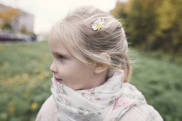 Blondes kleines Mädchen mit Kamille im Haar - EYAF00509