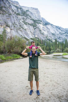 Porträt eines glücklichen Vaters, der seine kleine Tochter auf den Schultern trägt, Yosemite National Park, Kalifornien, USA - GEMF03205