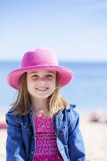 Portrait of fashionable little girl wearing pink hat on the beach - XCF00275