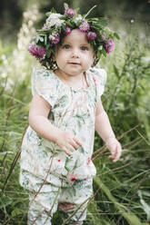 Porträt eines süßen kleinen Mädchens mit Blumenkranz auf dem Kopf - EYAF00514