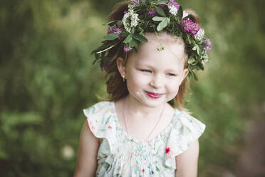 Porträt eines lächelnden kleinen Mädchens mit Blumenkranz - EYAF00524