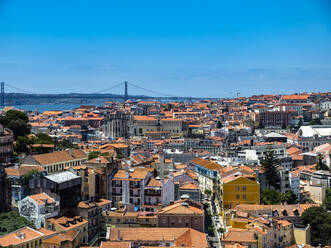 Portugal, Lissabon, Blick vom Miradouro da Graa auf die Altstadt - AMF07333