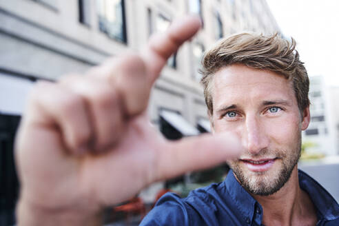 Portrait of young man gesticulating - PNEF02129