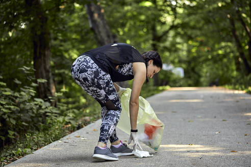 Junge Frau beim Joggen auf einem Waldweg - ZEDF02617