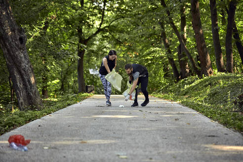 Pärchen beim Joggen auf dem Waldweg - ZEDF02618