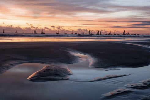 Meeresufer am Strand von Redonda mit Dutzenden von Flößen am Horizont - CAVF64708