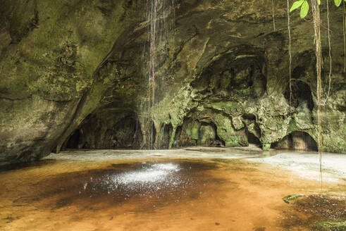 Wasserfall in der Höhle von Judeia im brasilianischen Amazonasgebiet - CAVF64731