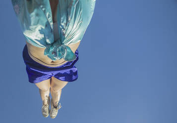 Acrobat do a handstand wearing cetim clothes during Rio Carnival - CAVF64739