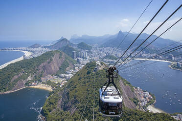 Seilbahn auf den Zuckerhut und die Stadt Rio de Janeiro - CAVF64743