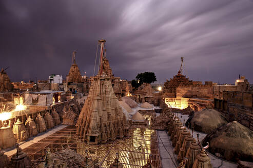 Hohe Winkel Ansicht von Jaisalmer Fort und Jain Tempel Kuppeln in der Nacht - CAVF64765