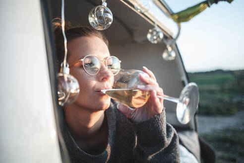 Frau mit Glas Weißwein im Lieferwagen - NAF00133