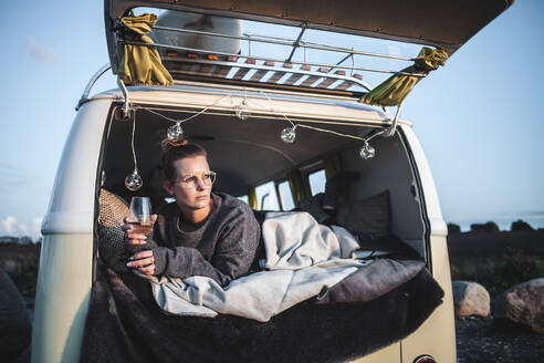 Frau mit Glas Weißwein im Lieferwagen - NAF00134