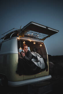 Porträt einer Frau mit einem Glas Weißwein in einem Lieferwagen - NAF00144