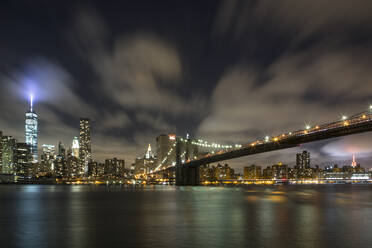 Skyline von Manhattan mit Freedom Tower und Brooklyn Bridge bei Nacht. - CAVF64826