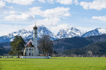 Deutschland, Bayern, Schwangau, malerische Berglandschaft mit Kirche - RUNF03353