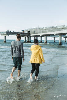Couple walking at the beach in Heiligenhafen - NAF00154