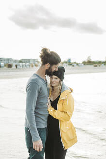 Couple walking at the beach in Heiligenhafen - NAF00155