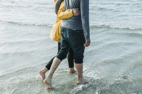 Couple walking at the beach in Heiligenhafen - NAF00157