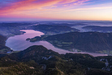 Austria, Schafberg, Hollengebirge, Lake Mondsee at sunrise - WVF01443