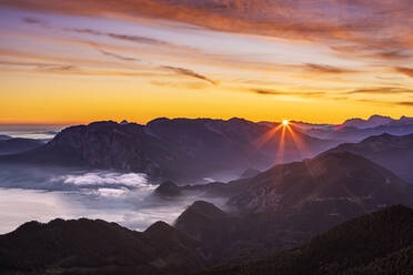 Austria, Schafberg, Hollengebirge, Lake Attersee at sunrise - WVF01444