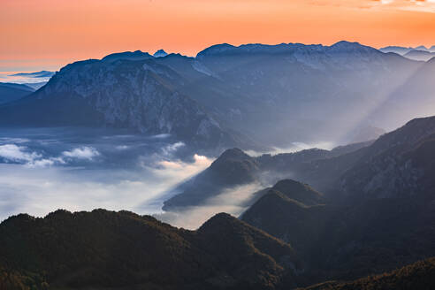 Österreich, Schafberg, Hollengebirge, Attersee bei Sonnenaufgang - WVF01445