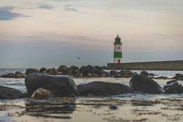 Germany, Schleswig-Holstein, Schleimunde lighthouse seen from coast at dusk - KEBF01352