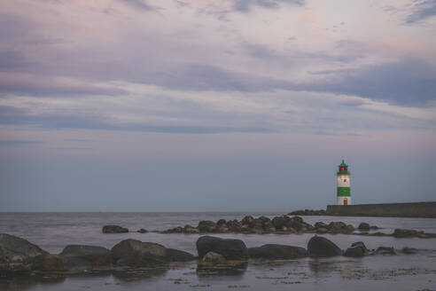 Deutschland, Schleswig-Holstein, Leuchtturm Schleimunde in der Abenddämmerung - KEBF01353