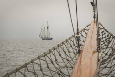 Dänemark, Ostsee, Segelschiff vom Bugspriet des Gaffelschoners aus gesehen - KEBF01357