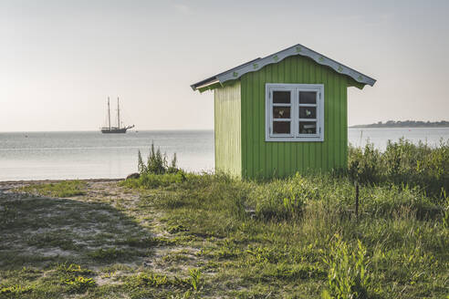 Dänemark, Aeroe, Aeroskobing, Bäder am überwucherten Strand an einem ruhigen Tag - KEBF01359