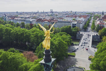 Deutschland, Bayern, München, Luftaufnahme des goldfarbenen Friedensengel-Denkmals - MMAF01165