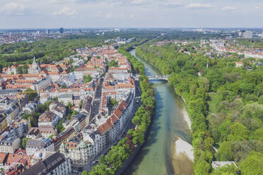 Deutschland, Bayern, München, Luftaufnahme der Isar und der Altstadt von München im Sommer - MMAF01169