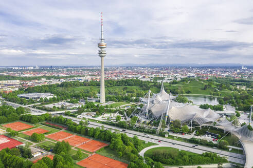 Deutschland, Bayern, München, Luftaufnahme von Olympiapark und Olympiaturm im Sommer - MMAF01175