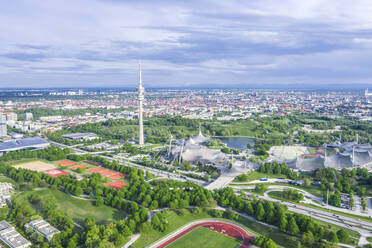 Deutschland, Bayern, München, Luftaufnahme von Olympiapark und Olympiaturm im Sommer - MMAF01181
