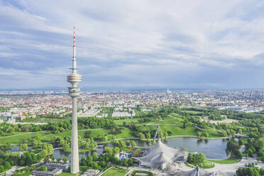 Deutschland, Bayern, München, Luftaufnahme von Olympiapark und Olympiaturm im Sommer - MMAF01185